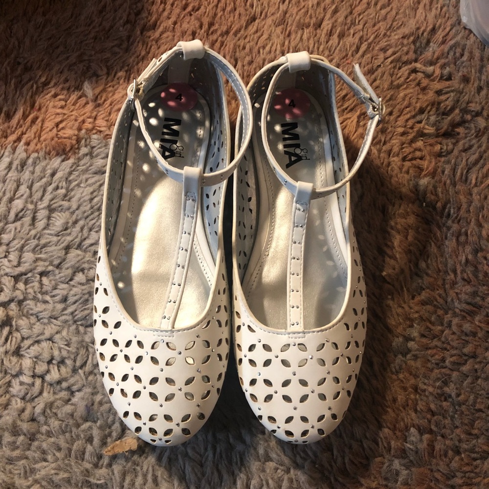 Mia girls size 4 flats white with silver studs.